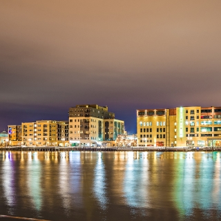 Cielo de la ciudad de Green Bay, Wisconsin durante la noche.