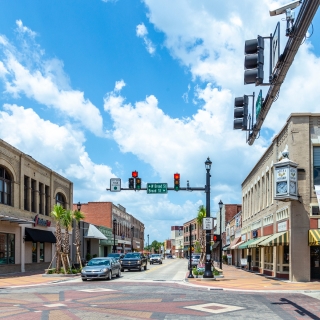 Calle principal en el centro histórico de Lake Charles, Luisiana