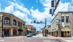 Calle principal en el centro histórico de Lake Charles, Luisiana