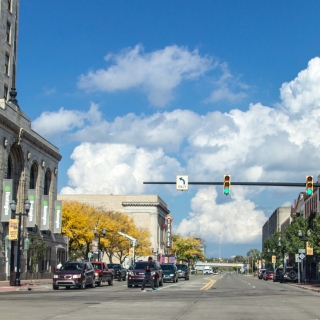 Intersección de calles en el centro de Saginaw, Michigan