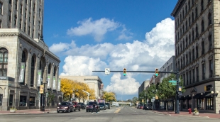 Intersección de calles en el centro de Saginaw, Michigan