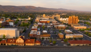 Centro de la ciudad de Yakima, Washington, durante el día.