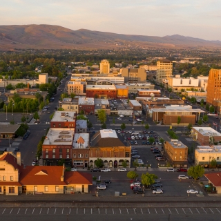 Centro de la ciudad de Yakima, Washington, durante el día.