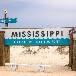 Letrero de entrada a la ciudad costera Gulfport en Misisipi, EE.UU.