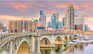 Vista a la ciudad de Minneapolis, Minnesota, durante el atardecer.