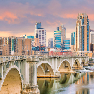 Vista a la ciudad de Minneapolis, Minnesota, durante el atardecer.