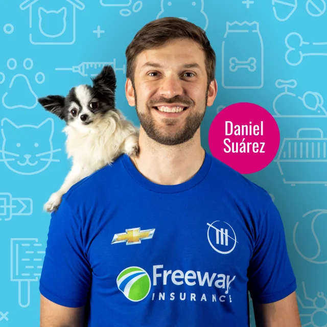 Daniel Suarez con una playera de Freeway Seguros y un perro en su hombro