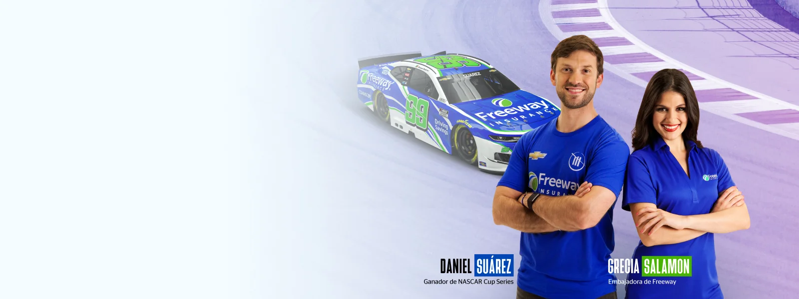 Daniel Suarez y Grecia Salamon con el auto de carreras NASCAR de Freeway #99 de fondo