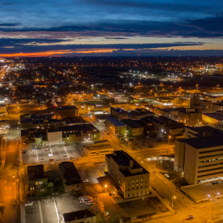 Vista aérea de la ciudad de Aberdeen en Dakota del Sur al anochecer.