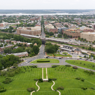 Vista desde las alturas al horizonte de Alexandria, Virginia.