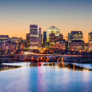 Horizonte de Rosslyn, Arlington, al anochecer en Virginia, EE.UU.