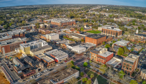 Vista aérea durante el día de la ciudad de Auburn en Alabama.