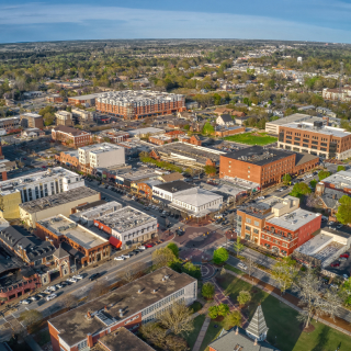 Vista aérea durante el día de la ciudad de Auburn en Alabama.