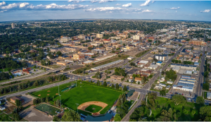 Vista aérea a la ciudad de Bismark, Dakota del Norte, durante el día.