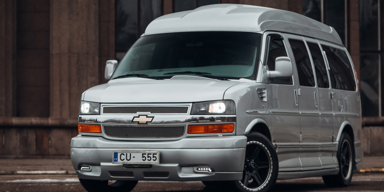 Chevrolet Express Explorer 4x4 estacionada