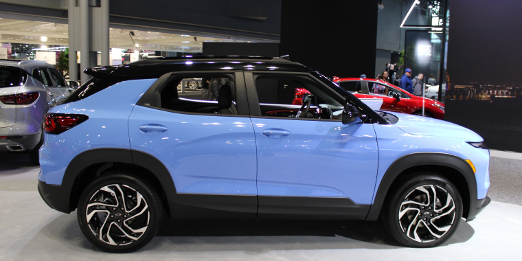 Nueva Chevrolet Trailblazer azul 2023 en exhibición en el Salón del Automóvil de Nueva York