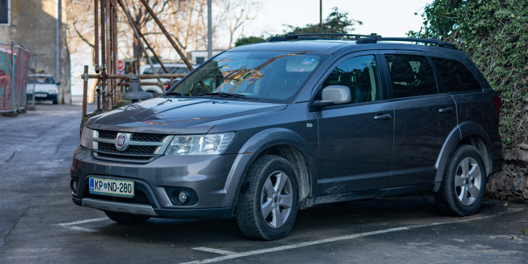 Dodge Journey estacionado en una calle durante el día.