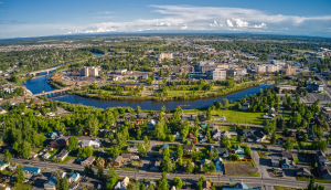 Vista aérea durante el día de la ciudad de Fairbanks en Alaska.