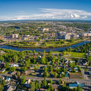 Vista aérea durante el día de la ciudad de Fairbanks en Alaska.