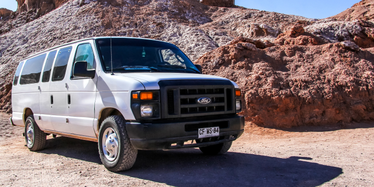 Ford E-Series Econoline estacionada frente a las montañas de Chile.