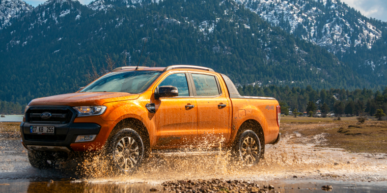 Ford Ranger fuera de la carretera cruzando un río de lodo en las montañas de Antalya