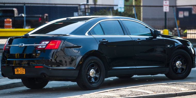 Elegante Ford Taurus color negro circulando por las calles de Nueva York