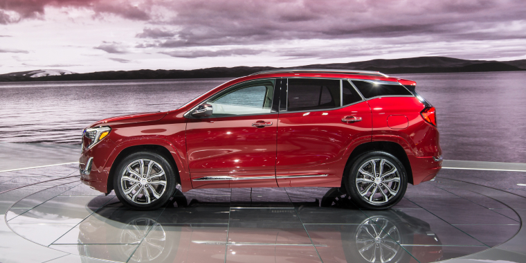 GMC Terrain rojo en exhibición en el Salón Internacional del Automóvil de Norteamérica