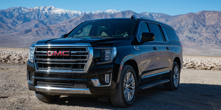 GMC Yukon negro en el camino