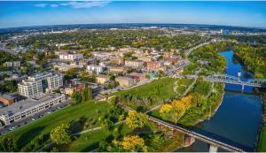 Vista aérea durante el día de la ciudad de Grand Forks en Dakota del Norte.