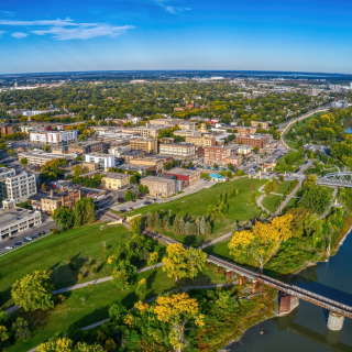 Vista aérea durante el día de la ciudad de Grand Forks en Dakota del Norte.