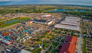 Vista aérea durante el día de la ciudad de Grand Island en Nebraska.