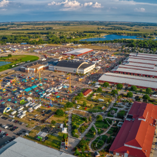 Vista aérea durante el día de la ciudad de Grand Island en Nebraska.