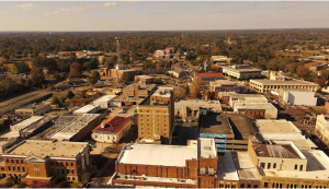 Vista aérea durante el día de la ciudad de Hattiesburg en Misisipi.