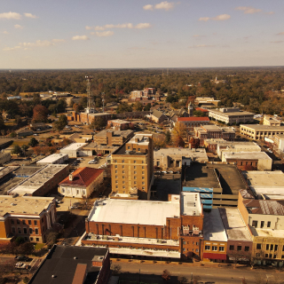Vista aérea durante el día de la ciudad de Hattiesburg en Misisipi.