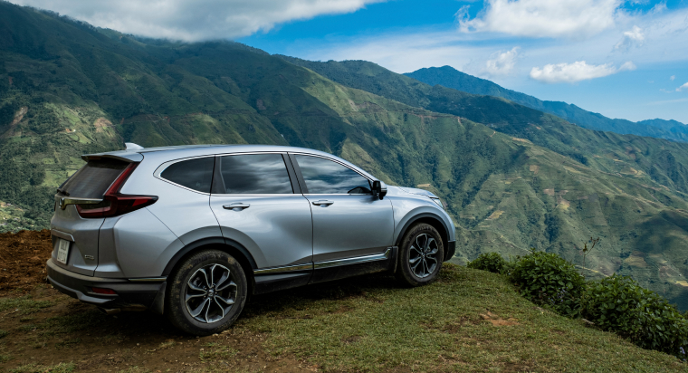 Honda CR-V plateada en medio de las montañas