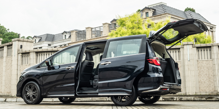 Honda Odyssey en un test de manejo con vista a su interior y exterior