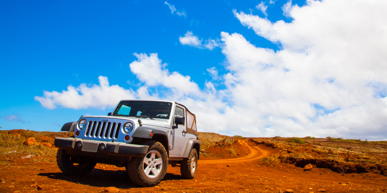 Jeep Wrangler todoterreno recorriendo el Jardín de los Dioses en Lanai City, Hawái.