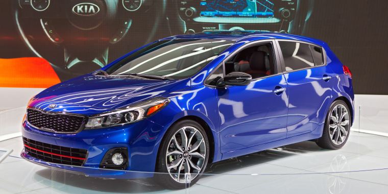 Kia Forte azul hibrido en exhibición en Michigan