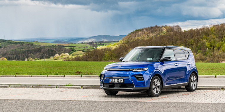 Kia Soul azul en medio de la naturaleza