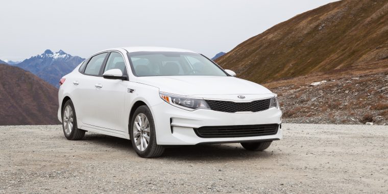 Kia Optima blanco en las montañas de Alaska