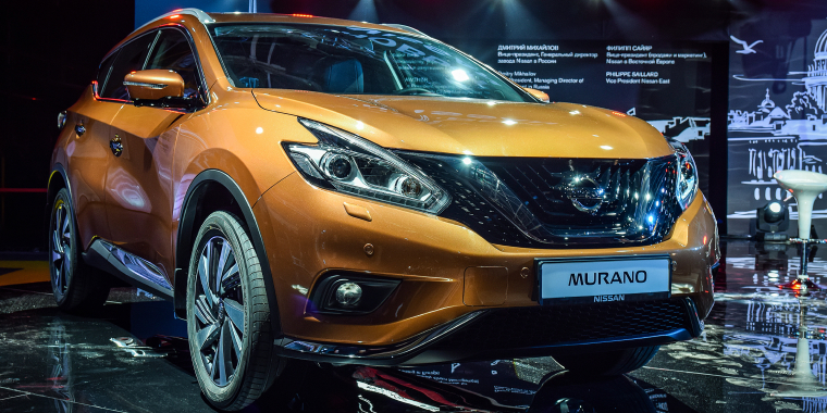 Nissan Murano dorada estacionada mientras se encuentra en exhibición