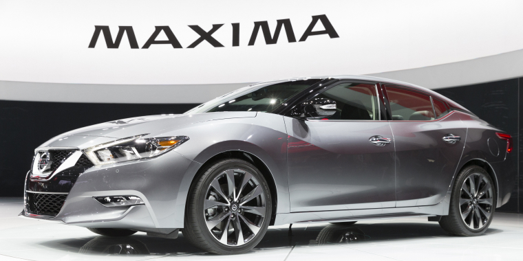Nissan Maxima plateado en un evento de exhibición en Nueva York