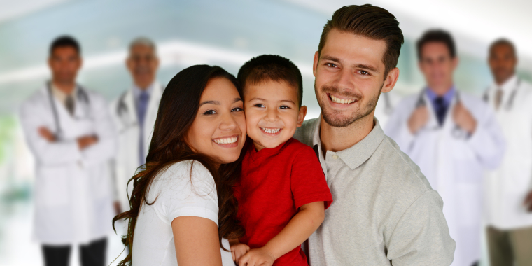 Padre, madre e hijo hispanos felices por contar con un seguro médico en California para cuidar su salud.