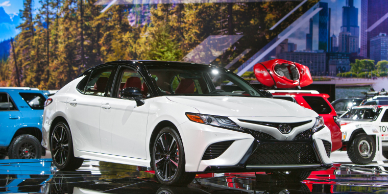 Toyota Avalon blanco en exhibición