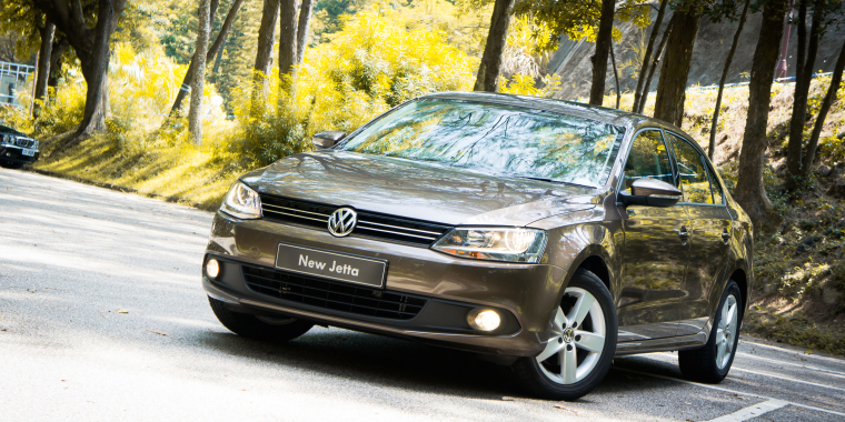 Volkswagen Jetta en movimiento entre los árboles de Hong Kong