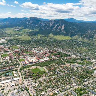 Vista aérea durante el día de la ciudad de Boulder en Colorado