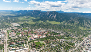 Vista aérea durante el día de la ciudad de Boulder en Colorado