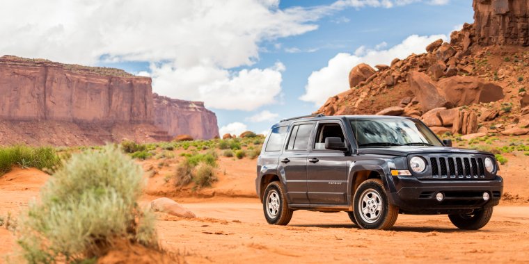 Jeep Patriot todoterreno en el desierto.