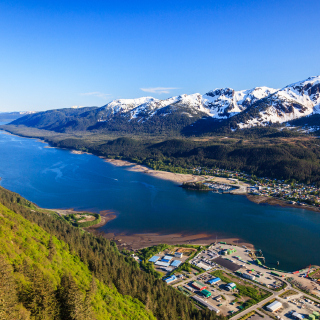 Vista aérea durante el día de la ciudad de Juneau en Alaska