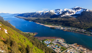 Vista aérea durante el día de la ciudad de Juneau en Alaska